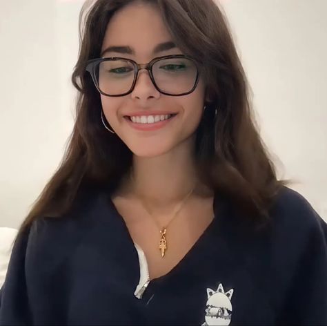 Maddison Beer With Glasses, Madison Beer In Glasses, Pretty Girl Glasses Aesthetic, Celebrities With Glasses Women, Steph Bohrer Glasses, Glasses Frames Trendy Round Face, Brunettes With Glasses, Glasses For Brunettes, Celebs With Glasses