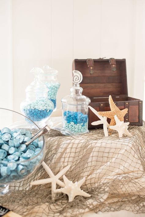 Nautical Table Centerpieces, Nautical Candy Bar, Nautical Wedding Centerpieces, Caribbean Party, Diy Wedding Centerpieces, Ocean Birthday Party, Bar A Bonbon, Beach Candy, Beach Wedding Centerpieces