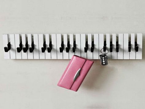 Piano Hanger Repurposed Pianos, Piano Repurpose, Upcycled Coat, Key Stand, Piano Crafts, Key Holder Diy, Piano Design, Piano Decor, Wood Hooks