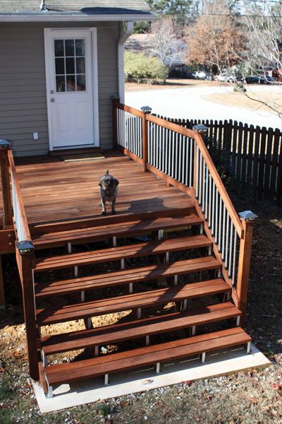 Building a Concrete Foundation for your Deck Steps http://extremehowto.com/building-a-concrete-foundation-for-your-deck-steps/ Small Deck Stairs, Deck Stair Railing, Big Deck, Laying Decking, House Renovation Projects, Diy Pallets, Hot Tub Deck, Deck Steps, Railing Ideas