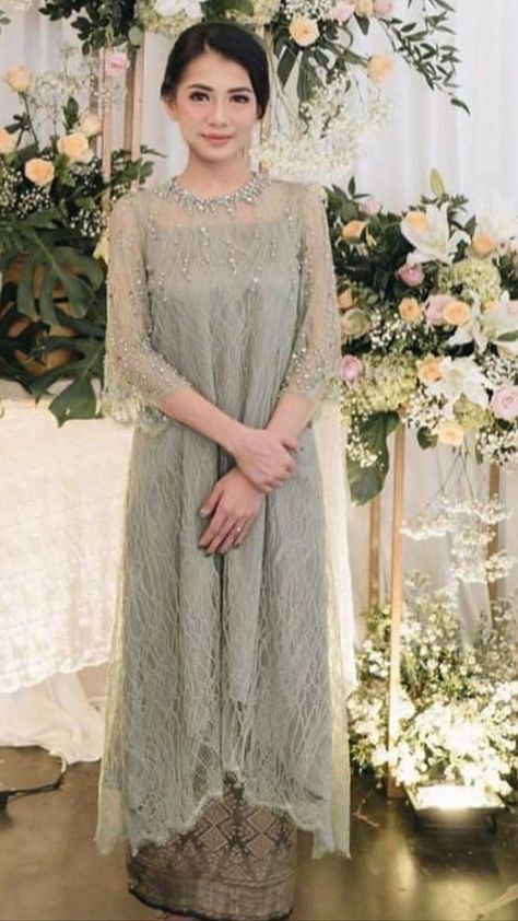 Pin by Andi Yunita Pratiwi Anshari on Idea baju | Gaun pengantin sederhana, Pakaian pernikahan, Pakaian wanita bunga Kebaya Lace Modern, Model Kebaya Modern Dresses, Kebaya Engagement Hijab, Dress Kondangan Modern, Engagement Dress Hijab, Dress Kebaya Modern, Kebaya Bridesmaid, Kebaya Brukat, Brokat Modern