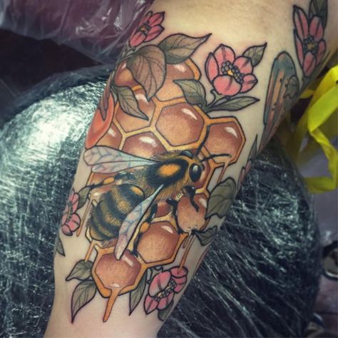 Bee and honeycomb tattoo Botanisches Tattoo, Honeycomb Tattoo, Rib Tattoos For Guys, Bumble Bee Tattoo, Insect Tattoo, Summer Tattoo, Scary Tattoos, Leg Tattoo Men, Botanical Tattoo