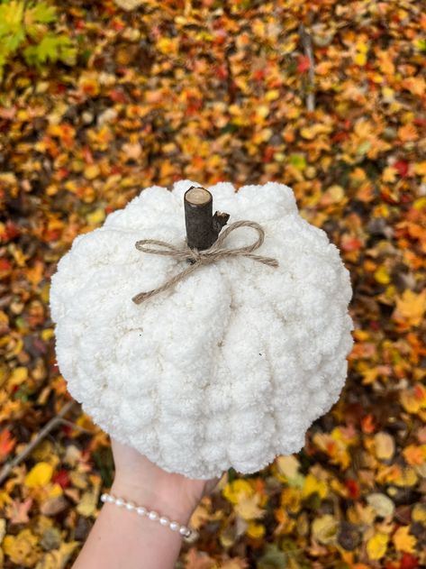 Chunky knit pumpkins Chunky Knit Yarn, Finger Knitting Projects, Finger Knit, Pumpkin Decorations, Fall Crochet Patterns, Fall Crochet, Beginner Crochet Tutorial, Yarn Bee, Knit Ideas