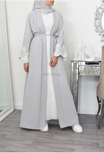 Kimono long moderne femme voilée Kimono Hijab Outfit, Kimono Hijab, Abaya Designs Latest, Abaya Fashion Dubai, Hijabista Fashion, Mode Turban, Hijab Trends, Modest Fashion Hijab, Muslim Fashion Hijab Outfits