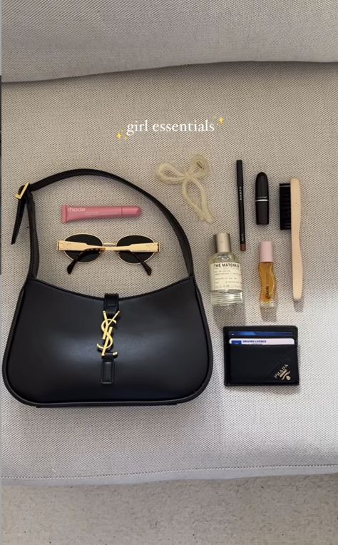 Purse Contents Aesthetic, Essential Bags For Women, What’s In My Purse, Going Out Bag, Everyday Bag Essentials, What's In My Purse, School Bag Essentials, Inside My Bag, Outfit For Travel