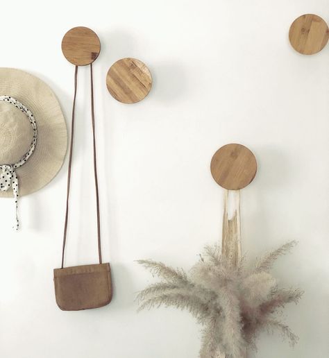 Diy Wooden Wall, Nordic Boho, Wooden Coat Hooks, Diy Hooks, Boho Ideas, Boho Coat, Wall Hangers, Boho Diy, Coat Hanger