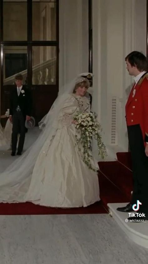 Pin by Zara on Queen of Hearts [Video] | Princess diana wedding, Princess diana wedding dress, Princess diana photos Princess Diana Wedding Dress, Sarah Chatto, Diana Wedding Dress, Prins Charles, Putri Diana, Princess Diana Wedding, Prins William, Diana Wedding, Princess Diana Fashion