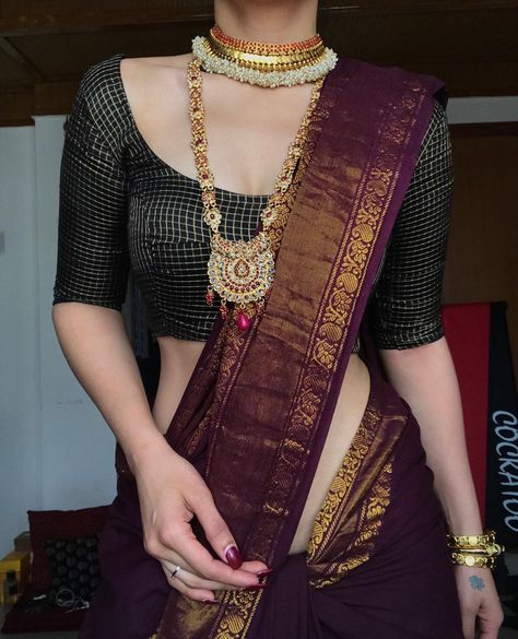 Indian saree Burgundy Saree, Maroon Silk Saree, Saree South Indian, South Indian Saree, Indian Wedding Saree, Maroon Saree, Latest Saree, South Indian Sarees, Indian Fashion Saree