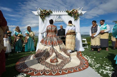 ☺️ Tongan Clothing, Tongan Wedding, Fiji People, Island Wedding Dresses, Samoan Clothing, Samoan Patterns, Dress Hawaiian Style, Island Style Clothing, Cultural Clothing