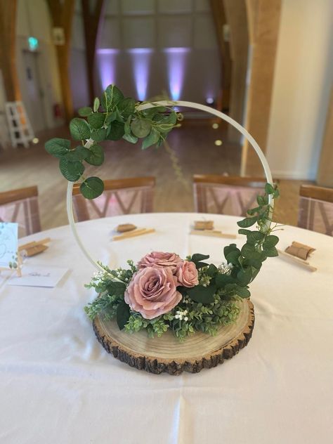 Hoop Centerpiece, Birch Wedding, Tafel Decor, Gold Centerpieces, Diy Pallet Furniture Outdoor, Simple Centerpieces, Wedding Floral Centerpieces, Floral Hoops, Centerpiece Ideas