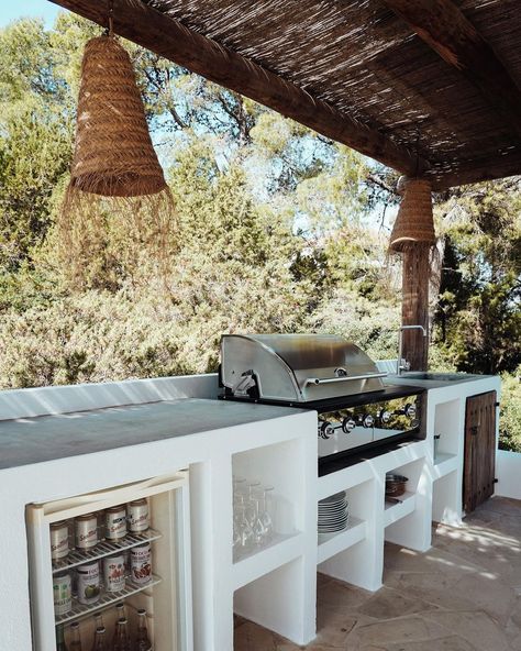 Do you feel invited to cook in this outdoor kitchen? Send us a message to book your holiday! ——— #arquitectura #arquitecture… | Instagram Spanish Style Bbq Area, Outdoor Kitchen Italy, Outdoor Kitchen Spanish Style, Mediterranean Outdoor Kitchen, Spanish Bbq, Portugal Homes, Spanish Outdoor Kitchen, Mexican Outdoor Kitchen, Communal Space