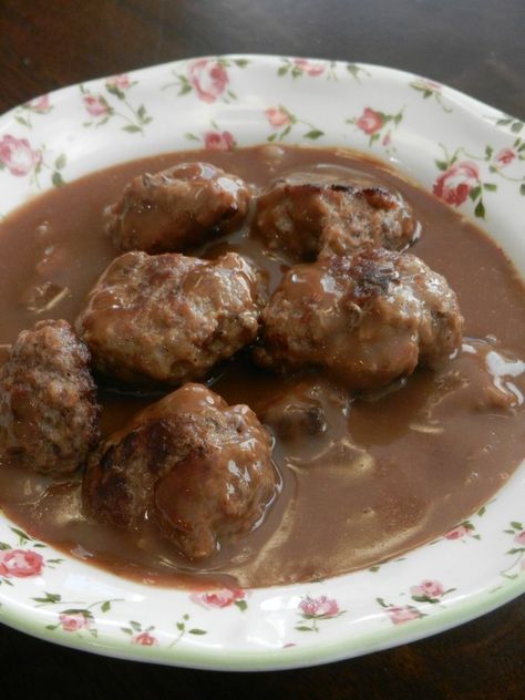 These old fashioned Norwegian meatballs are authentic; the real deal! Norwegian Meatballs, Norwegian Cuisine, Country Basket, Meatballs And Gravy, Norwegian Food, Scandinavian Food, Meatballs Recipe, Swedish Recipes, Minced Meat