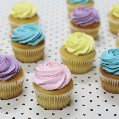 Mini Vanilla Cupcakes, Kids Cupcakes, Cake Pretty, Color Cake, Pastel Mini, Pastel Cupcakes, Cupcake Gift, Kid Cupcakes, Rainbow Food