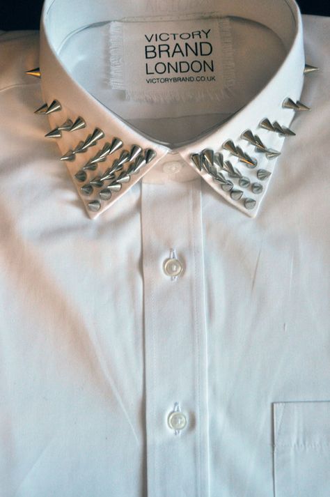 Studded Shirt, Estilo Punk, Fashion Mode, Punk Fashion, Look Cool, Diy Fashion, White Shirt, Custom Clothes, Diy Clothes