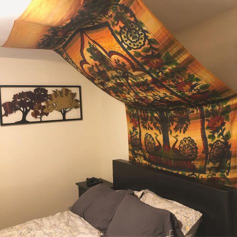 Tapestry Draped On Ceiling, Tapestry On Wall And Ceiling, Tapestry Above Bed On Ceiling, Tapestry On The Celling, Above Bed Tapestry, Ways To Hang Tapestries, Tapestry On Ceiling, Ceiling Tapestry Ideas, Tapestry Above Bed