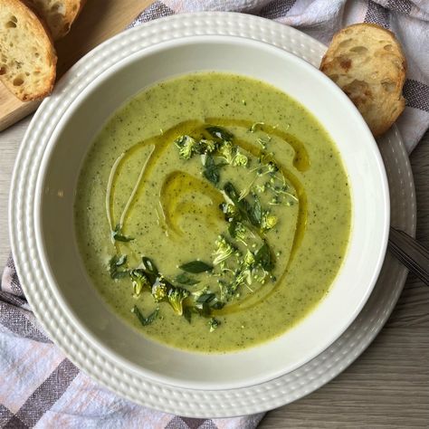 Leek And Broccoli Soup, Vegan Veggie Soup, Broccoli Leek Soup, Broccoli Soup Healthy, Leeks Soup Recipes, Creamy Broccoli, Garlic Soup, Potato Leek Soup, Recipes With Few Ingredients