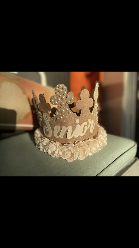 Senior Crown Ideas With Flowers, Senior Crown With Flowers, Senior Crown Ideas Flowers, Senior Crown Ideas Aesthetic, Senior Crown Ideas 2024, Senior Crown Ideas Pink, Pink Senior Crowns, Senior Crown Ideas 2023, Senior Crowns High School