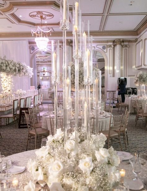 Tall White Rose Wedding Centerpieces, Clear Centerpieces Wedding, Rose Gold And White Wedding Decorations, Wedding Centerpieces Candles And Flowers, Simple Centrepiece Wedding, Tall Candles Wedding, Tall Candle Centerpiece, Candles Wedding Centerpieces, Wedding Centerpieces White