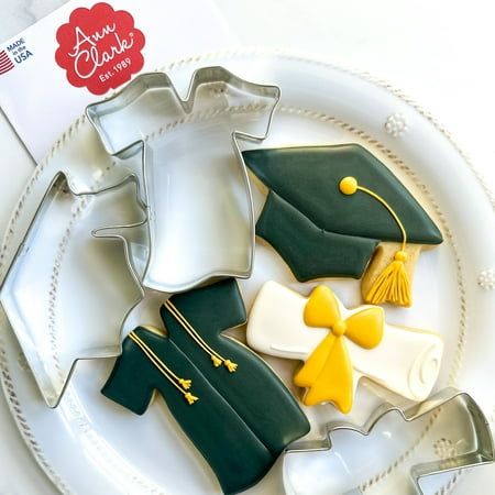 Celebrate your graduate with sweet graduation cookies! Set Includes: Graduation Cap: 4.5" x 2.5" (11.4cm x 6.4cm) Diploma: 4.25" x 2" (10.8cm x 5.1cm) Graduation Gown: 4" x 3.5" (10.2cm x 8.9cm) Graduation Gown Cookies, Diploma Graduation, Tiffany Cakes, Sugar Cookie Royal Icing, Graduation Cookies, 2023 Graduation, Graduation Gown, Cutout Sugar Cookies, Flower Cookies