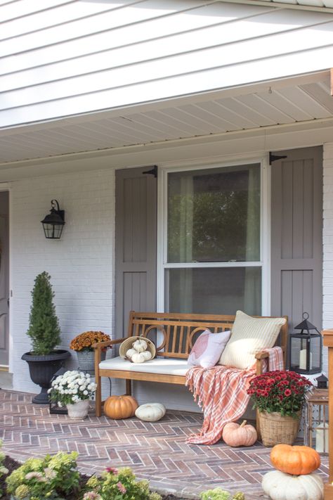 Outdoor Bench Plans, Front Porch Bench, Front Porch Decorating Ideas, Ideas For Autumn, Blue Interiors, Porch Bench, Porch Decorating Ideas, Farmhouse Front Porches, Fall Front Porch Decor