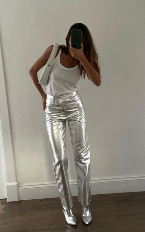 Metallic Set Outfit, Foil Pants Outfit, Silver Pant Outfit, Silver Metallic Pants Outfit, Silver Pants Outfit Night, Metalic Outfits Ideas, Metallic Jeans Outfit, Silver Top Outfit, Silver Jeans Outfit