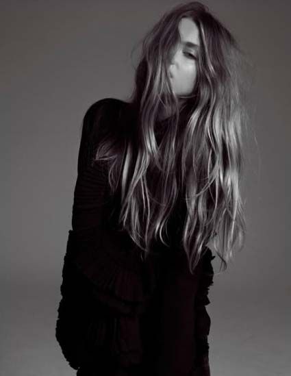 --- Undone Hair, Black Clothes, Cut Her Hair, Foto Poses, Messy Hair, Trendy Hair, Hair Long, Foto Inspiration, Hair Envy