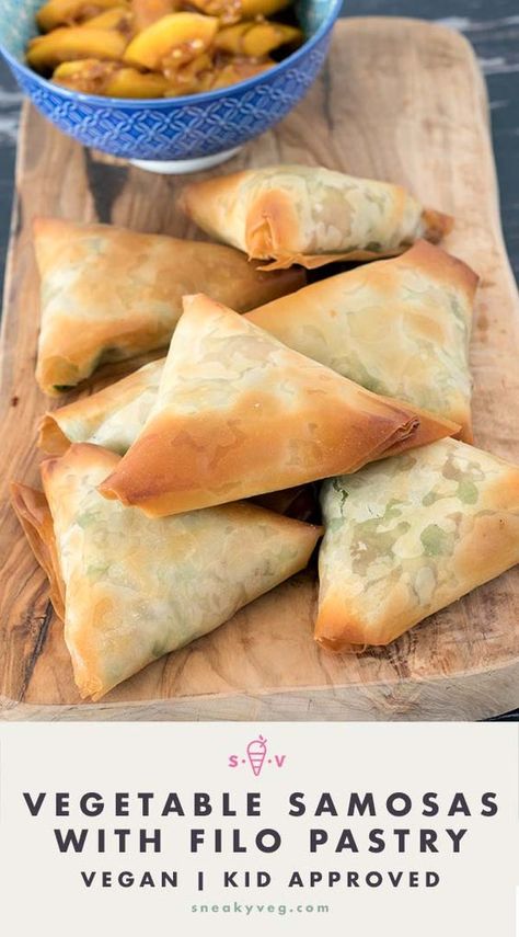 Make your own vegetable samosa with this easy recipe. Using filo pastry makes samosa making a breeze. Suitable for vegans and vegetarians. #sneakyveg #samosa #bakedsamosa #vegan #vegansamosa #vegetarian #vegansnack #veganlunch #veganindianfood Samosa Recept, Vegetable Samosa Recipe, Baked Samosa, Filo Pastry Recipes, Vegetable Samosa, Vegan Indian Recipes, Plats Healthy, Samosa Recipe, Easy Vegetable