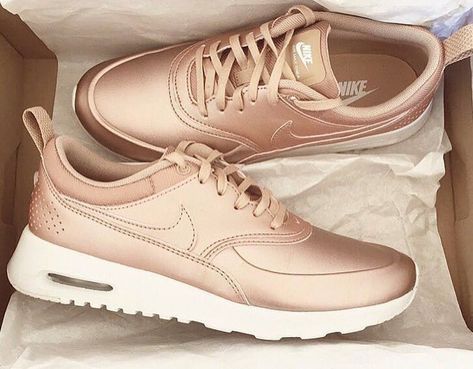 Rose gold nikes Rose Gold Nikes, Nike Free Runners, Adidas Shoes Women, Gold Sneakers, Nike Gold, Baskets Nike, Nike Free Shoes, Nike Shoes Outlet, Sarah Jessica Parker