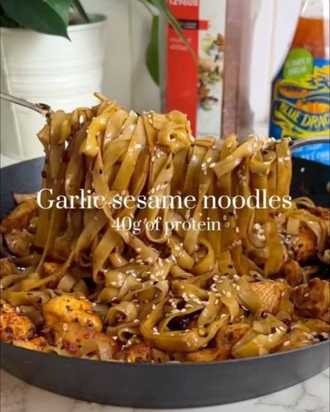 Low calorie & High protein food😋 on Instagram: "Garlic sesame noodles recipe😋 Would you Eat or Pass?🍜 🎥creator: @liz.bitesback 📝 Swipe for the ingredients 👉Follow @gymfoodys for daily food posts ❤️Like & Share with your friends #lowcalorie #highprotein #macrofriendly #gymfood #fitnessfood #protein #nutrition #fatloss #healthyrecipes #macros#countingcalories #fitfoodie #lowcaloriemeals #mealprep #healthyeating #nutritious #weightloss #gym #trackingmacros #fitfood #highproteinmeals #gymfoodys #dietfood #highproteinmeal" Gymrat Recipes, Garlic Sesame Noodles, Sesame Noodles Recipe, Cabbage Recipes Healthy, Seasoning Chicken, High Protein Dinner, Sesame Noodles, Garlic Seasoning, High Protein Low Calorie