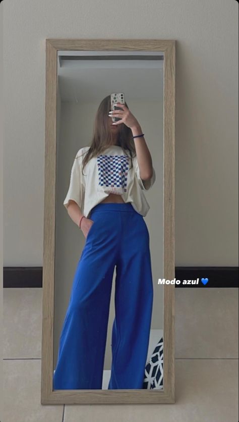 Electric Blue Pants, Blue Pants Outfit, Colorful Summer Outfits, Outfit Pants, Color Combos Outfit, Trouser Outfit, Outfit Primavera, White Trousers, Trendy Outfits For Teens