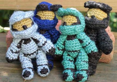 For the gamer in your life, make them these Halo inspired amigurumi in Vanna's Palettes. Halo Crochet Pattern, Crochet Ideas For Gamers, Nerdy Crochet, Amigurumi Rabbit, Geek Crafts, Yarn Stash, Lion Brand, Crochet Videos, Crochet Dolls