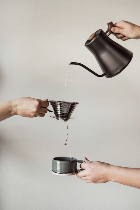 Brewing Coffee Aesthetic, Coffee Brewing Photography, Coffee Brewing Aesthetic, Coffee Pic Ideas, Creative Coffee Photography Ideas, Coffee Product Photography Ideas, Fellow Kettle, Kitchen Product Photography, Coffee Editorial