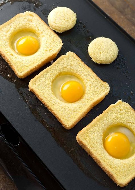 Toad In A Hole, Simply Happy Foodie, Egg In A Hole, Toad In The Hole, Easy Breakfast Recipes, Cheesy Eggs, Morning Brunch, Egg Toast, Breakfast Toast