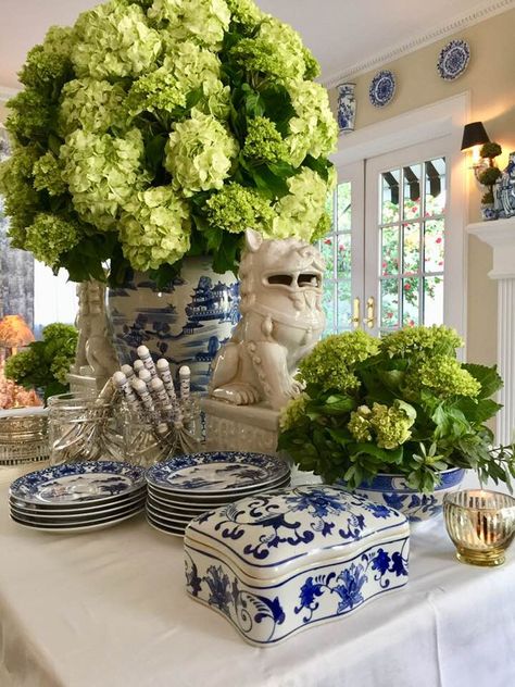 Blue and white chinoiserie vase and hydrangeas Hydrangea Table Decorations, Blue And White China Table Setting, Decorating With Hydrangeas, Green And Blue Flower Arrangements, Blue And White Chinoiserie Decor, Blue And White Chinoiserie Kitchen, Chinoiserie Centerpiece, Chinoiserie Tablescape, Antique Cutlery