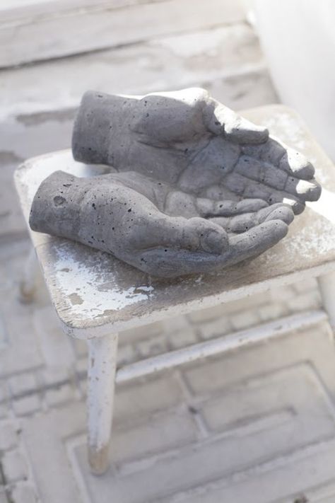 Diagnoosi:sisustusmania Hand Shelf, Plaster Hands, Prayer Garden, Cement Garden, Off White Walls, Backyard Buildings, Art Therapy Projects, Cement Art, Plaster Sculpture