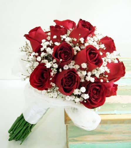 25 ramos de novia rojos para novias apasionadas y muy románticas - bodas.com.mx Red Rose Bridal Bouquet, Red Bridal Bouquet, Simple Wedding Bouquets, Red Bouquet Wedding, Red Rose Wedding, Rose Bridal Bouquet, Red Bouquet, Red Rose Bouquet, Rose Wedding Bouquet