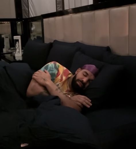 Drake Pink Aesthetic, Drake Sleeping, Drake Laughing, Drake Pics, Drake Christmas, Future And Drake, Drake Funny, Drake Meme, Old Drake