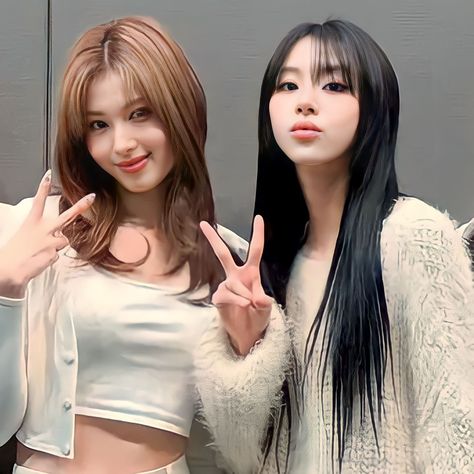 sana and chaeyoung twice icons lq Sana And Chaeyoung Twice, Chaeyoung Twice Icons, Chaeyoung Mina, Girl Code, Never Leave Me, Sana Minatozaki, Pretty Star, Dara Kpop, Pop Photos