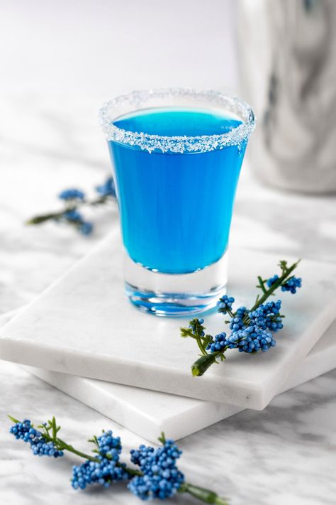 Blue Gatorade Shot - The Littlest Crumb Blue Drinks Alcohol, Shrek Halloween, Blue Gatorade, Shrek Party, Vodka Blue, Unique Cocktail Recipes, Christmas Shots, Cake Shots, Blue Shots