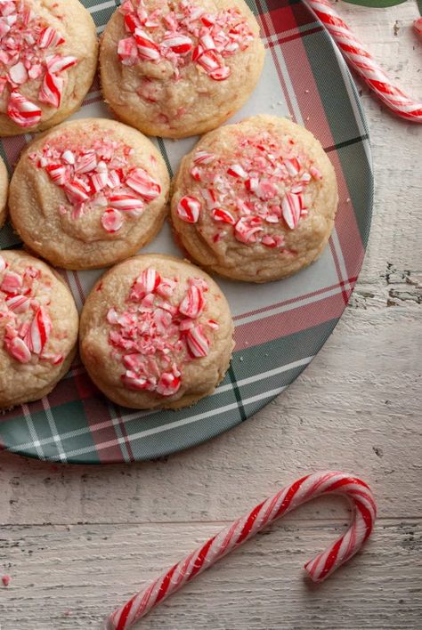 Candy Cane Shortbread Cookies Candy Cane Shortbread Cookies, Peppermint Christmas Cookies, Crushed Candy Cane, Peppermint Treats, Cookie Base, Mini Candy Canes, Shortbread Recipes, Cookie Dough Balls, Cherry Candy