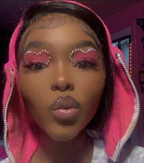 Barbie Inspired Makeup, Barbie Makeup Look, Pink Makeup Looks, Glitter Makeup Looks, Barbie Inspired, Face Paint Makeup, Face Art Makeup, Barbie Makeup, Brown Skin Makeup