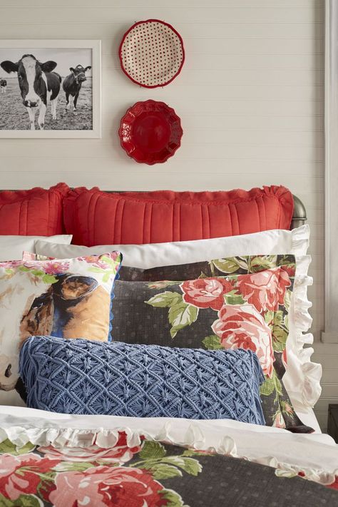 The Pioneer Woman Ree Drummond is Launching a Bedding Collection With Walmart Pioneer Woman Walmart, Walmart Decor, Pioneer Woman Kitchen, Country Bedding, New Bedroom, Woman Bedding, Bohemian Bedroom Decor, Woman Bedroom, Farmhouse Interior