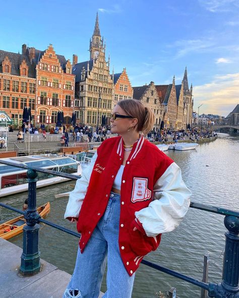 Oversized Varsity Jacket Outfit Women, School Jacket Outfit, Letterman Jacket Outfit, Street Style Women Winter, Red Jacket Outfit, Varsity Outfit, Baseball Jacket Outfit, Outfit Ideas School, Varsity Jacket Outfit