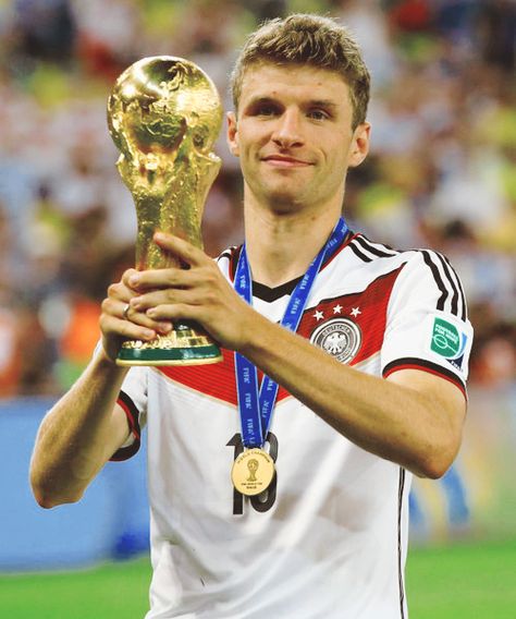 Muller of Germany celebrates with the World Cup trophy after defeating Argentina 1-0 in extra time during the 2014 FIFA World Cup Brazil Final match between Germany and Argentina at Maracana on July 13, 2014 in Rio de Janeiro, Brazil. Thomas Muller World Cup 2014, Thomas Muller Pfp, Thomas Muller Wallpapers, Muller Bayern, Muller Germany, Germany National Football Team, Thomas Muller, World Cup Trophy, بايرن ميونخ