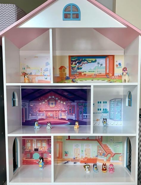 Pokemon Dollhouse Diy, Bluey Doll House Diy, Bluey Doll House, Bluey Theme Room, Diy Bluey House, Bluey Inspired Bedroom, Bluey Room Ideas Girl, Bluey Cartoon House, Bluey Bedroom Girl