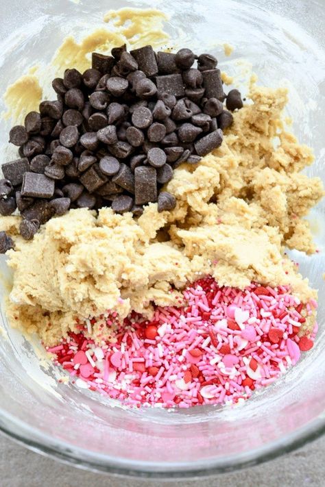 Valentines Day Chocolate Chip Cookies, Sprinkle Cookies Recipe, Valentines Baking, Food Summer, Chocolate Chip Cookies Recipe, Valentine Desserts, Valentines Cupcakes, Sprinkle Cookies, Summer Corn