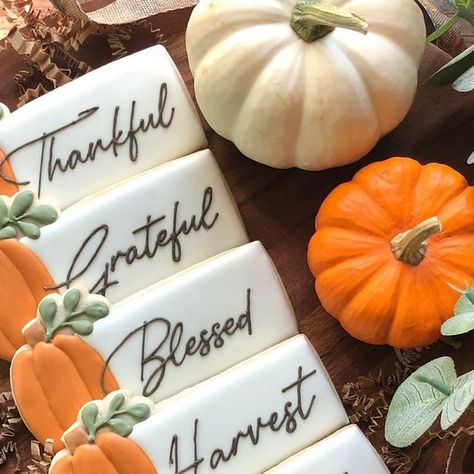 Place Card Cookies Thanksgiving, Thanksgiving Cookie Sticks Decorated, Thanksgiving Icing Cookies, Personalized Thanksgiving Cookies, Thanksgiving Cookie Place Cards, Thanksgiving Place Card Cookies, Friendsgiving Cookies Decorated, Thanksgiving Iced Cookies, Turkey Decorated Cookies