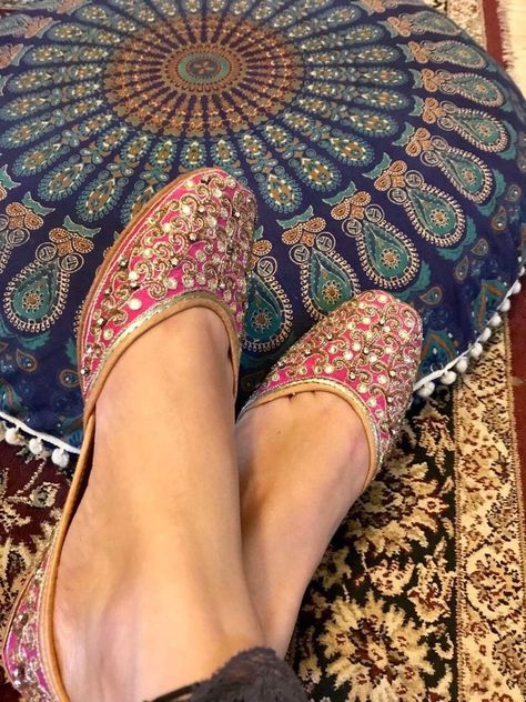 Pakistani Shoes, Floral Flat Shoes, Indian Wedding Shoes, Indian Shoes, Most Paused Movie Scenes, Punjabi Jutti, Embroidery Shoes, Loafer Shoes Women, Bridal Sandals