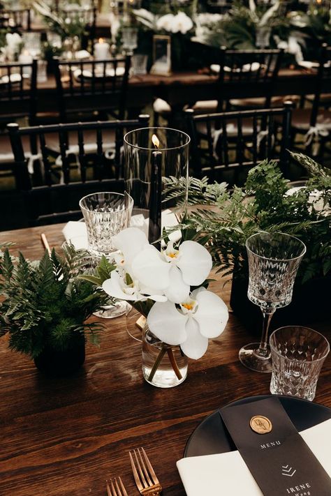 Black, white, and gold details made this wedding reception feel so classy | Image by Keani Bakula Black And Champagne Wedding Table Decor, Gold And Black Wedding Theme, Black And Gold Wedding Decorations, Rustic Black Wedding, Kualoa Ranch Wedding, Gold Reception, Kualoa Ranch, Gold Wedding Colors, Sweetheart Table Wedding