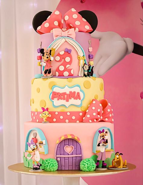 Minnie Mouse Boutique Cake, Minnie’s Bowtique Cake, Minnie Mouse Bowtique Birthday Cake, Minnie And Daisy Birthday Cake, Minnie Bowtique Cake, Minnie Mouse Boutique Party Ideas, Pastel Minnie Mouse Rosa, Minnie And Daisy Birthday Party, Pastel Minnie Mouse